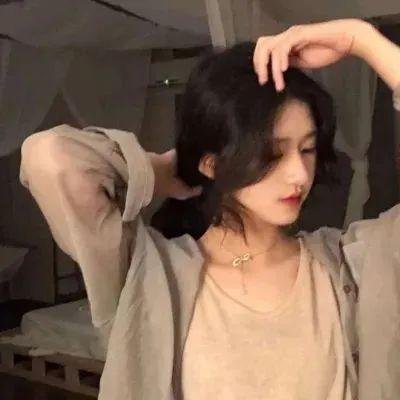 给小酒馆女子喝高杯酒